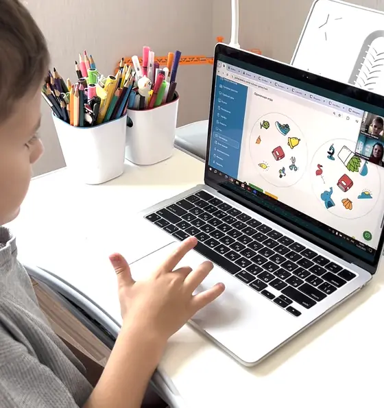 A student counting animals with the Abakus parrot